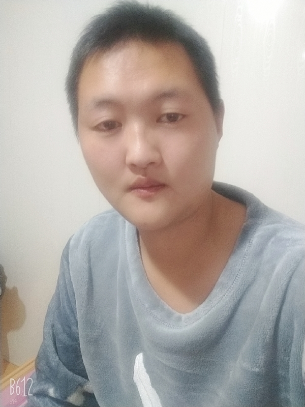 烟圈里透着伤的第一张照片--信阳相亲服务中心