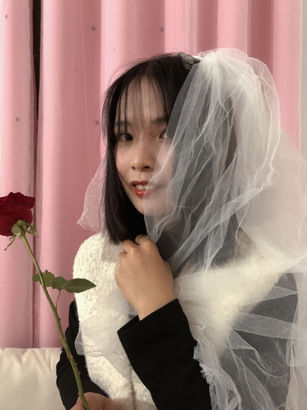 持紫菜包饭的女孩的第一张照片--信阳相亲服务中心