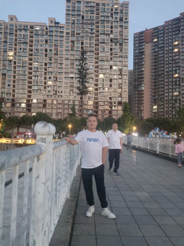 寂寞的男人的第一张照片--信阳相亲服务中心