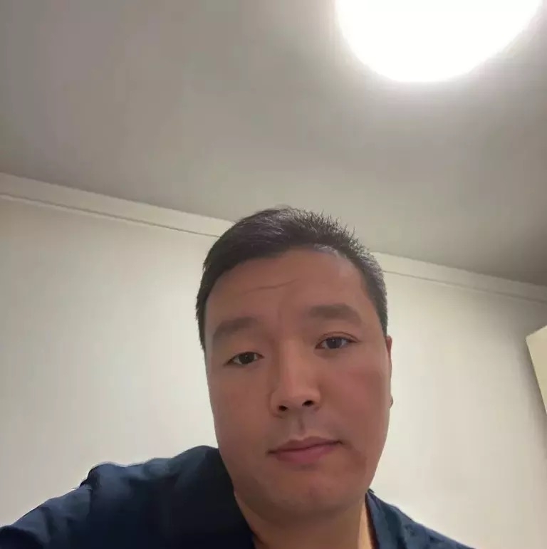 穿唐装的松鼠的第一张照片--信阳相亲服务中心