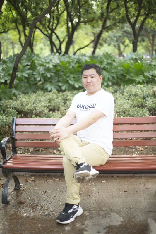 抱着鱼睡觉的猫的第一张照片--信阳相亲服务中心