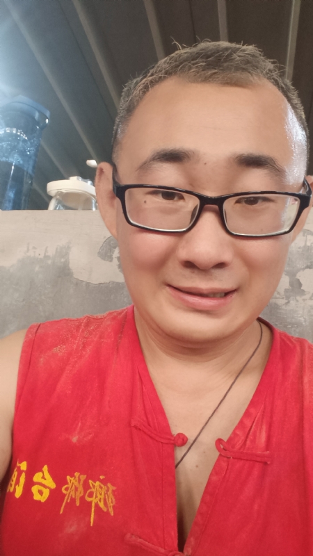 黑黑一笑的第二张照片--信阳相亲服务中心