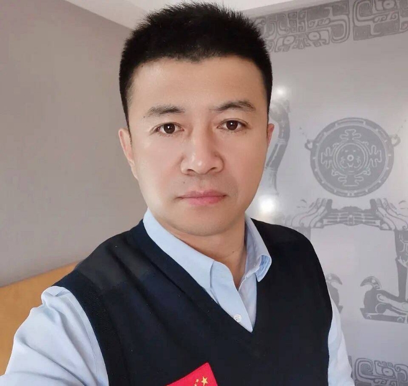 生在红旗下的第一张照片--信阳相亲服务中心